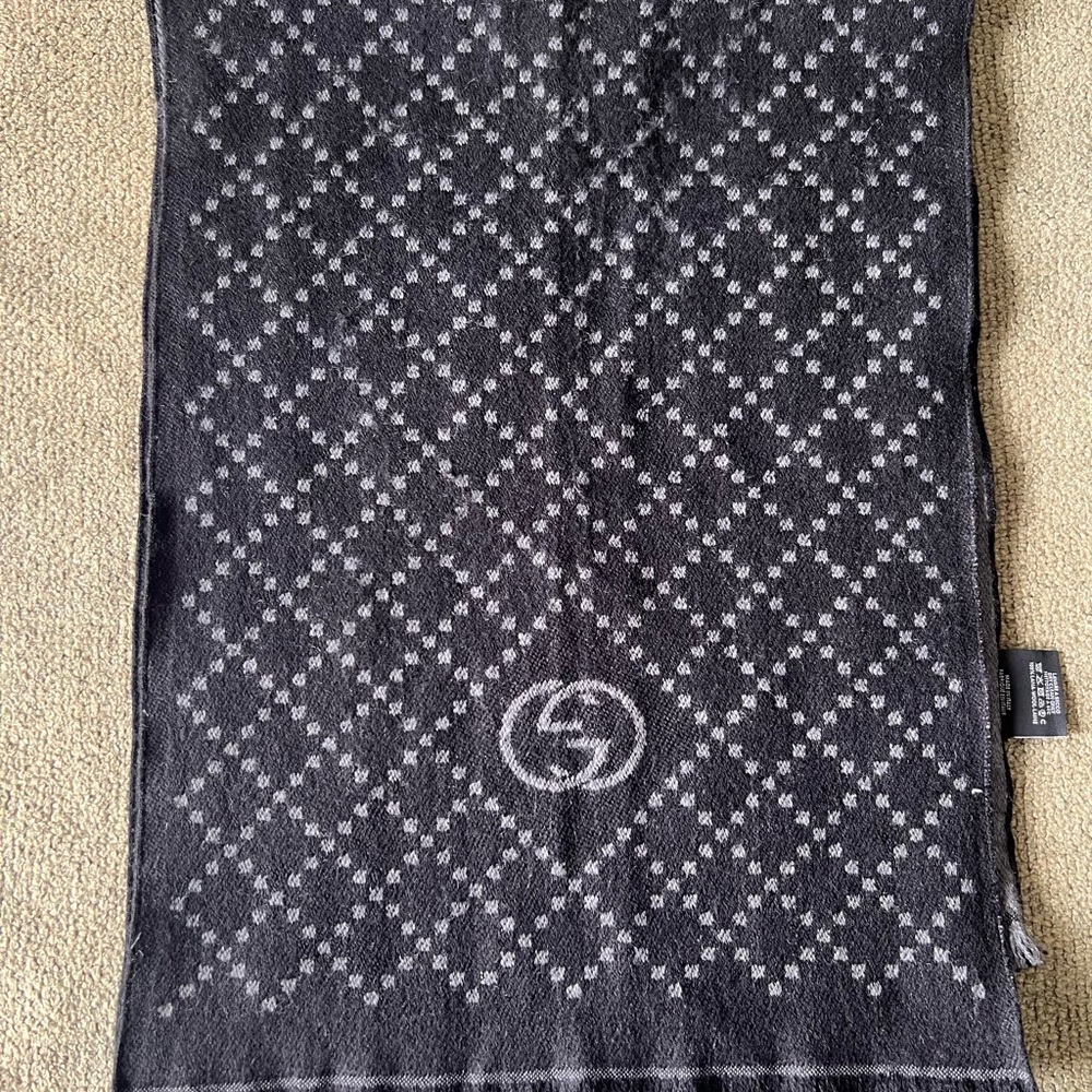 GUCCI Reversible Diamante Pattern Gray and Black Patterned Scarf GG